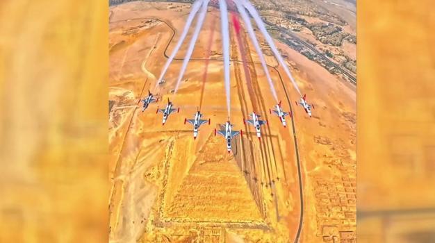 Türk Yıldızları Akrobasi Timi, Mısır Piramitleri üzerinde gösteri uçuşu gerçekleştirdi