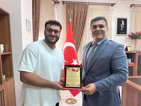 Açık Öğretim Lisesi’nden mezun olup, Diş Hekimliği Fakültesini kazandı