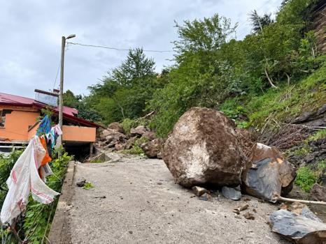 Trabzon’da heyelanda ev hasar aldı