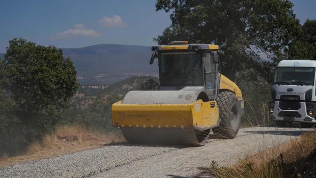 Balıkesir'de iki mahalleyi bağlayan yolda asfaltlama çalışması