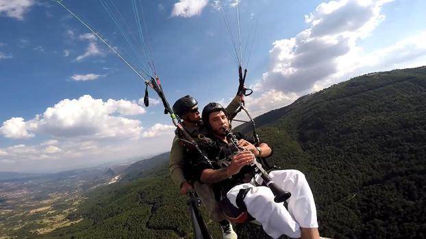Yamaç paraşütü ile uçarken klarnet çaldı