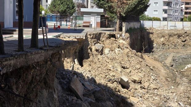 Okul bahçesinin istinat duvarı çöktü