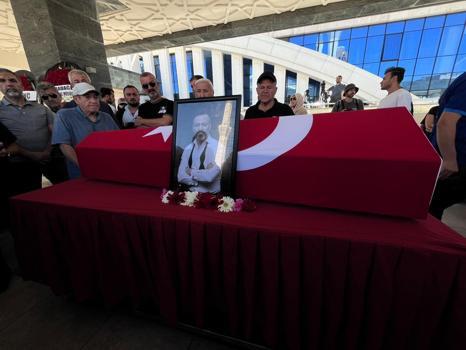 Oyuncu Serhat Kılıç, Ankara'da son yolculuğuna uğurlandı