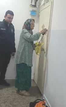 Yolunu kaybeden 76 yaşındaki kadını polis evine ulaştırdı