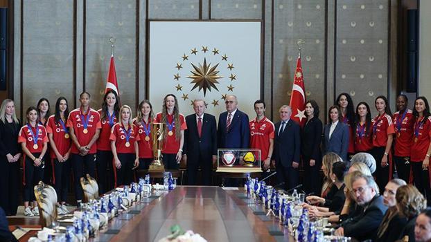 Cumhurbaşkanı Erdoğan, A Milli Kadın Voleybol Takımı'nı kabul etti