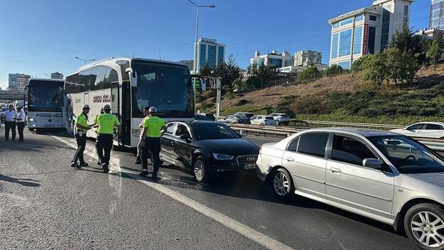 Ümraniye'de 4 aracın karıştığı zincirleme kaza