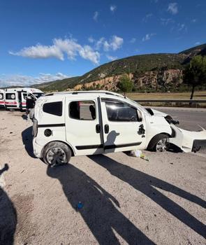 Refüje çarpan hafif ticari araç, takla attı; 4 yaralı