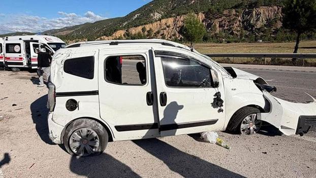 Refüje çarpan hafif ticari araç, takla attı; 4 yaralı
