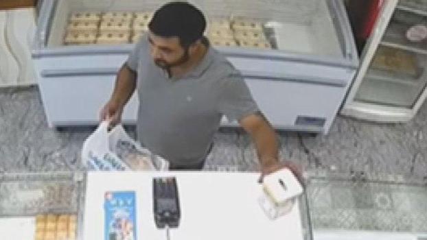 Esenler’de tatlıcı dükkanından sadaka kutusunu çalan şüpheli kamerada