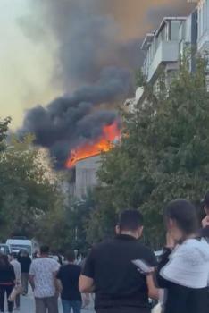 Bayrampaşa'da metruk binada çıkan yangın bitişikteki apartmana sıçradı