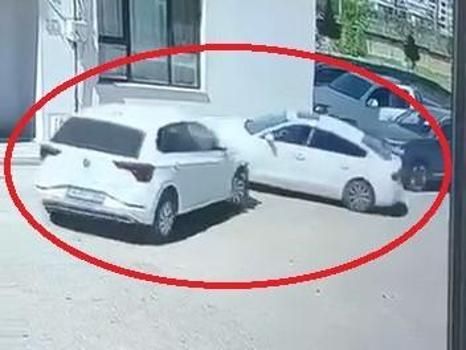 Sitede otomobil, park halindeki araca ardından duvara çarptı; kaza kamerada