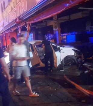 Otomobilin restorana çarptığı kaza kamerada