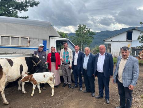 Ordu'da selde hayvanlarını kaybeden Halil Güney’e muhtarlardan destek