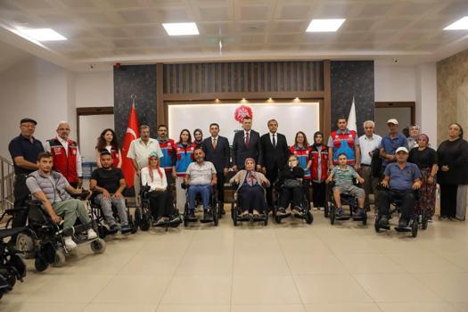 Niğde'de engelli vatandaşlara akülü sandalye desteği