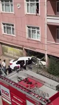 Otomobil iş yerine daldı: 1 yaralı