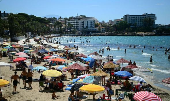 Kuşadası'nda 'sarı yaz' hareketliliği; turistler denize girdi