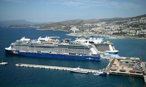 Kuşadası'na 1 günde 2 kruvaziyerle denizden 7 bin 818 turist geldi