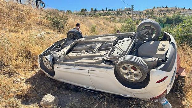 Şarampole yuvarlanan otomobildeki karı-koca yaralandı