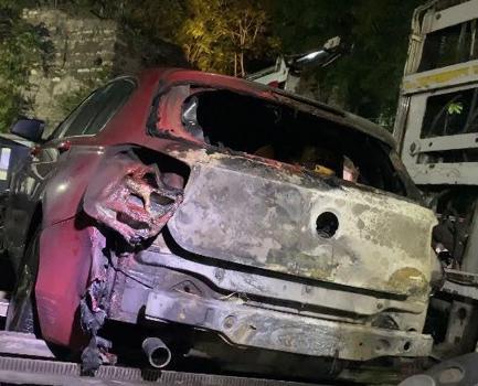 Fatih'te seyir halindeki otomobil alev alev yandı