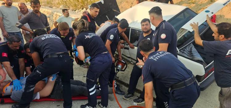 Kazada otomobilde sıkışanları itfaiye kurtardı