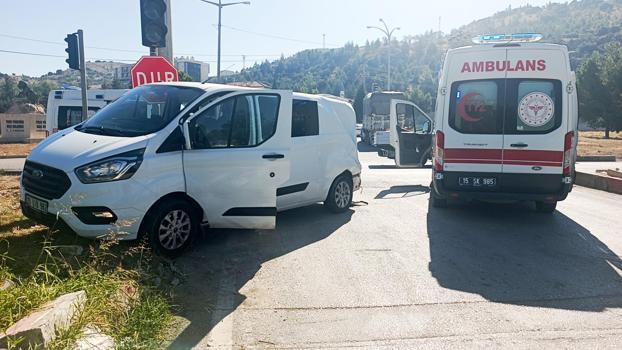 Kamyon kırmızı ışıkta duran minibüse çarptı: 4 yaralı