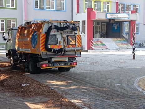 Kemer’de okul bahçelerinde temizlik