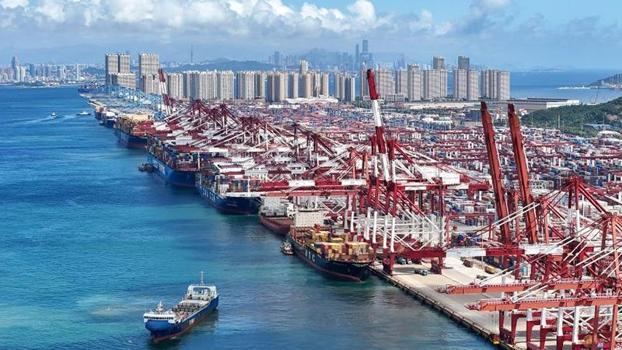 Çin'in Qingdao Limanı'na demirli kargo gemisinde yangın çıktı
