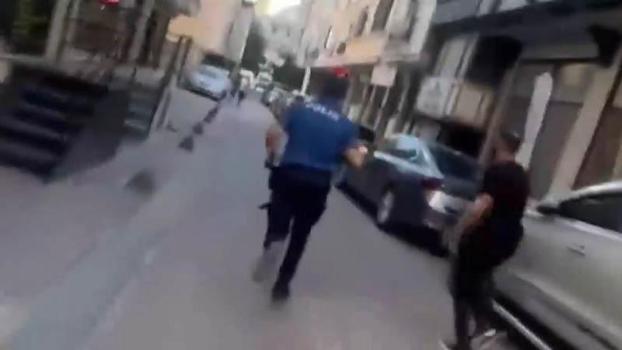 Küçükçekmece’de iş yerine silahlı saldırı düzenleyen şüphelinin yakalandığı anlar kamerada