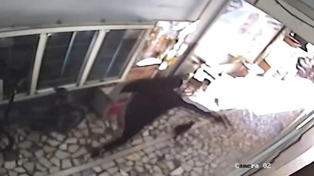 Küçükçekmece’de iş yerine silahlı saldırı düzenleyen şüphelinin yakalandığı anlar kamerada