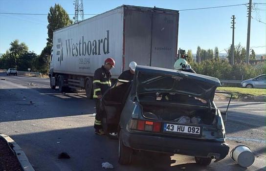 TIR'la otomobil çarpıştı: 1'i ağır, 2 yaralı