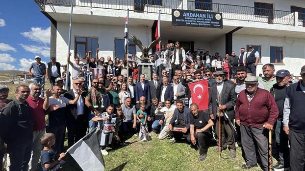 Serdal Adalı, Ardahan’ın Beşiktaş Köyü'nde kartal heykeli açtı