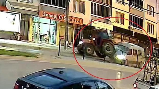 Tarım işçilerini taşıyan minibüs, park halindeki traktöre çarptı; 10 kişinin yaralandığı kaza kamerada