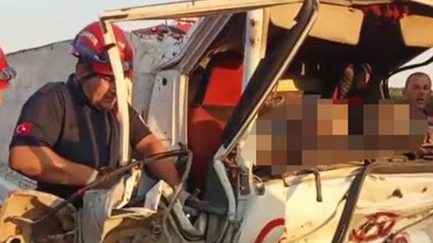 Kamyonet, TIR’a arkadan çarptı: 2 ölü