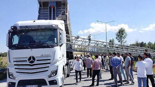 Damperi açık TIR, EDS direğini devirdi