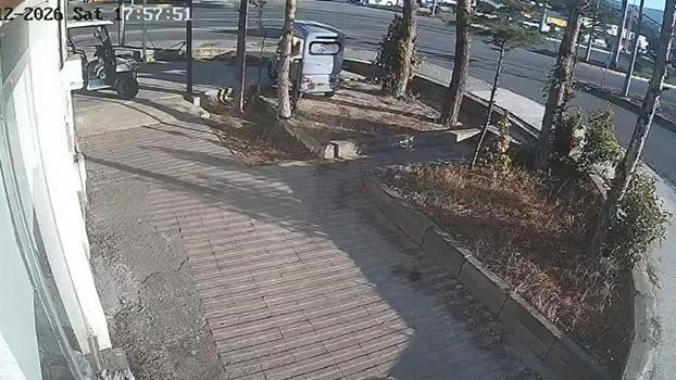 Karabük’te otomobilin çarptığı yaya ağır yaralandı; kaza anı kamerada
