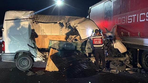 Tekirdağ'da minibüs, TIR'a arkadan çarptı; 1 ölü, 1 yaralı