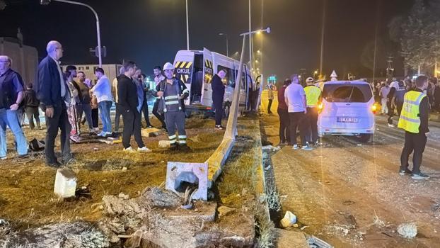 Düğünden dönen minibüs ile hafif ticari araç çarpıştı; 21 yaralı