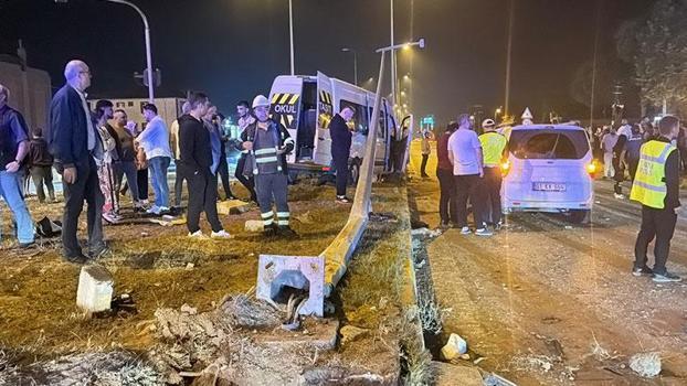 Düğünden dönen minibüs ile hafif ticari araç çarpıştı; 21 yaralı