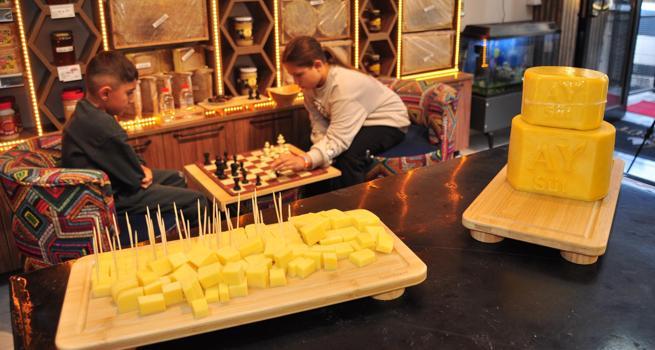 Şarküteride Kars kaşarı ödüllü satranç turnuvası