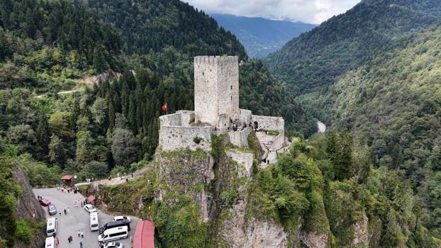 Karadeniz’in zirveleri, yeni evlilerin balayı rotası oldu