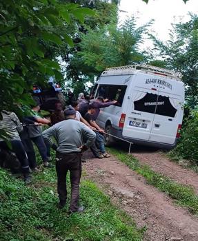 19 işçiyi taşıyan minibüs uçurumun kenarında mahsur kaldı