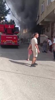 Kartal’da 2 katlı binada çıkan yangında mahsur kalan 2 kişi kurtarıldı