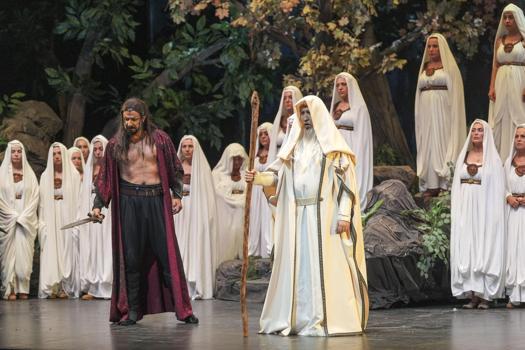 Aspendos'ta perde açıldı
