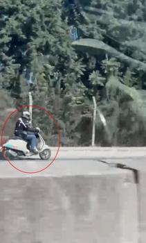 Motosikletiyle ters yönde ilerleyip trafiği tehlikeye attığı anlar kamerada