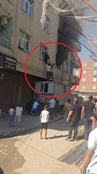 Yangında mahsur kalan kadını konteynerin üzerine çıkarak kurtardılar