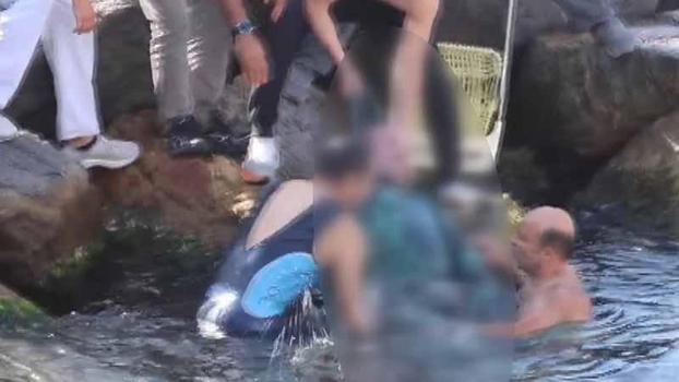 Üsküdar'da zıpkınla balık avlayan kişi boğulma tehlikesi geçirdi