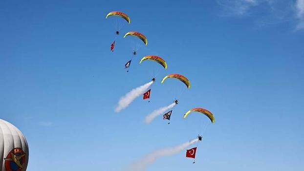 İzmir'deki havacılık festivalinde gökyüzünde Türk bayrağı ve Atatürk posteri açıldı