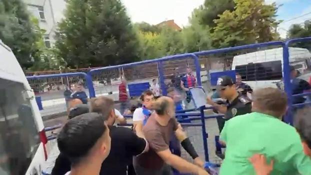 Zonguldak Kömürspor - Karabük İdman Yurdu maçında taraftarlar arasında arbede