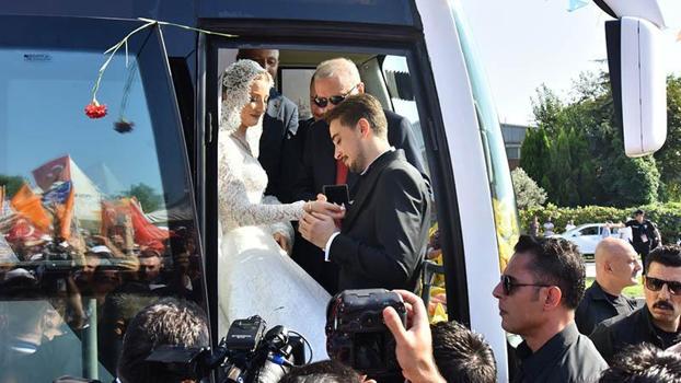 Düğünleri öncesi Cumhurbaşkanı Erdoğan’ı karşılamaya gittiler