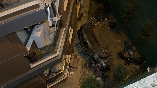 Eyüpsultan'da binaya çarpan otomobil, 15 metre yükseklikten bahçeye düştü: 2 yaralı